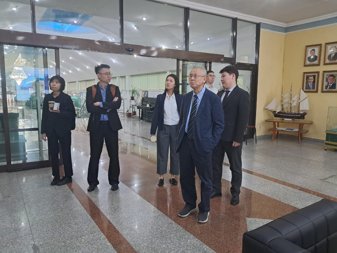 A delegation from Singapore visited the KazNU Museum